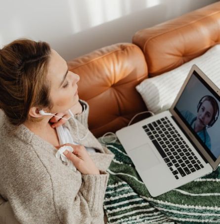 Lernende mit Headset im Online-Unterricht – motivierende Lernmethoden für nachhaltigen Erfolg